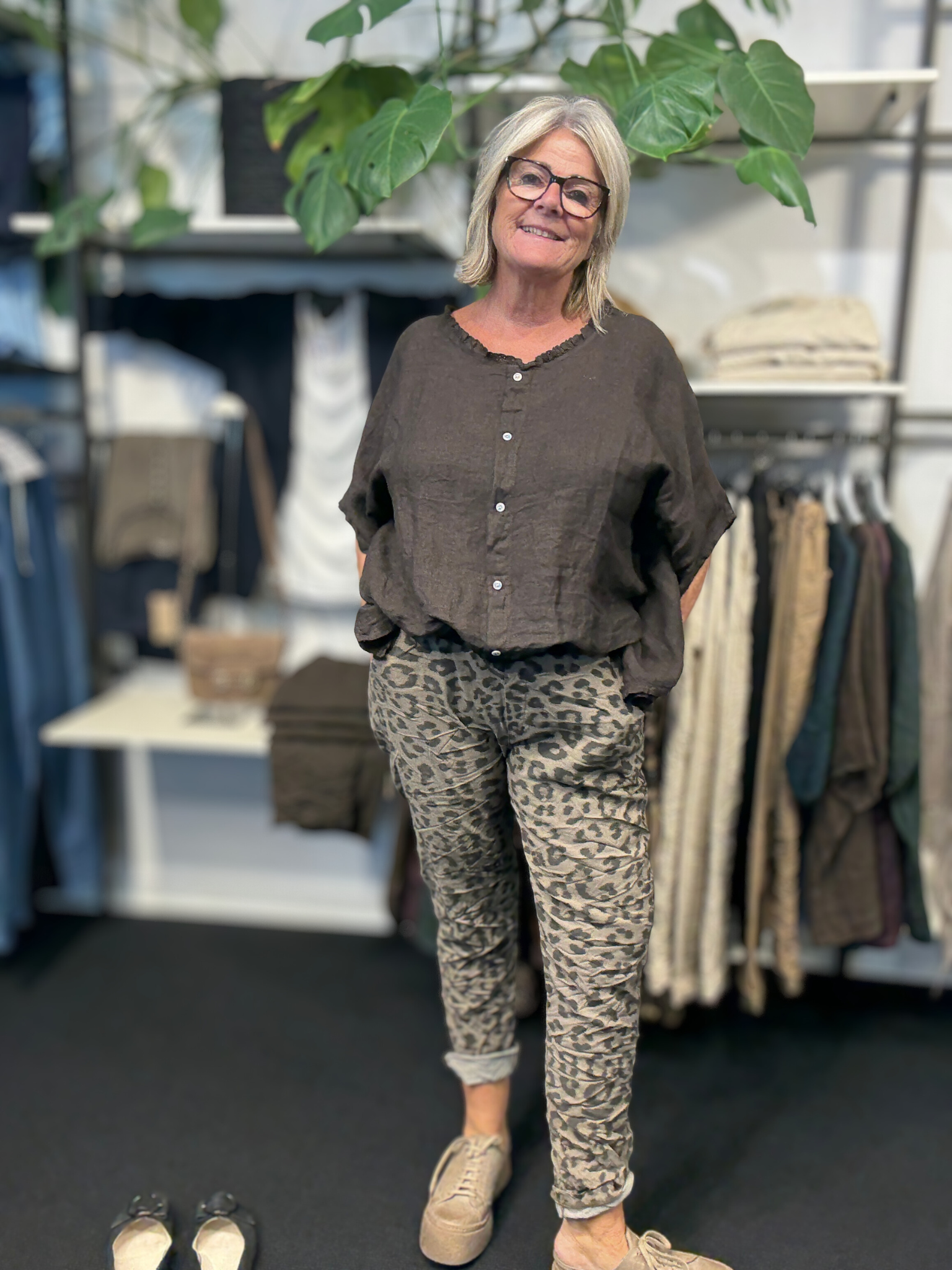 Smart plus size buks i leopard print. De er med lommer og så er der masser af stræk.