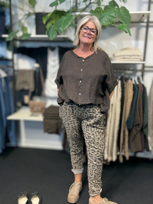 Smart plus size buks i leopard print. De er med lommer og så er der masser af stræk.