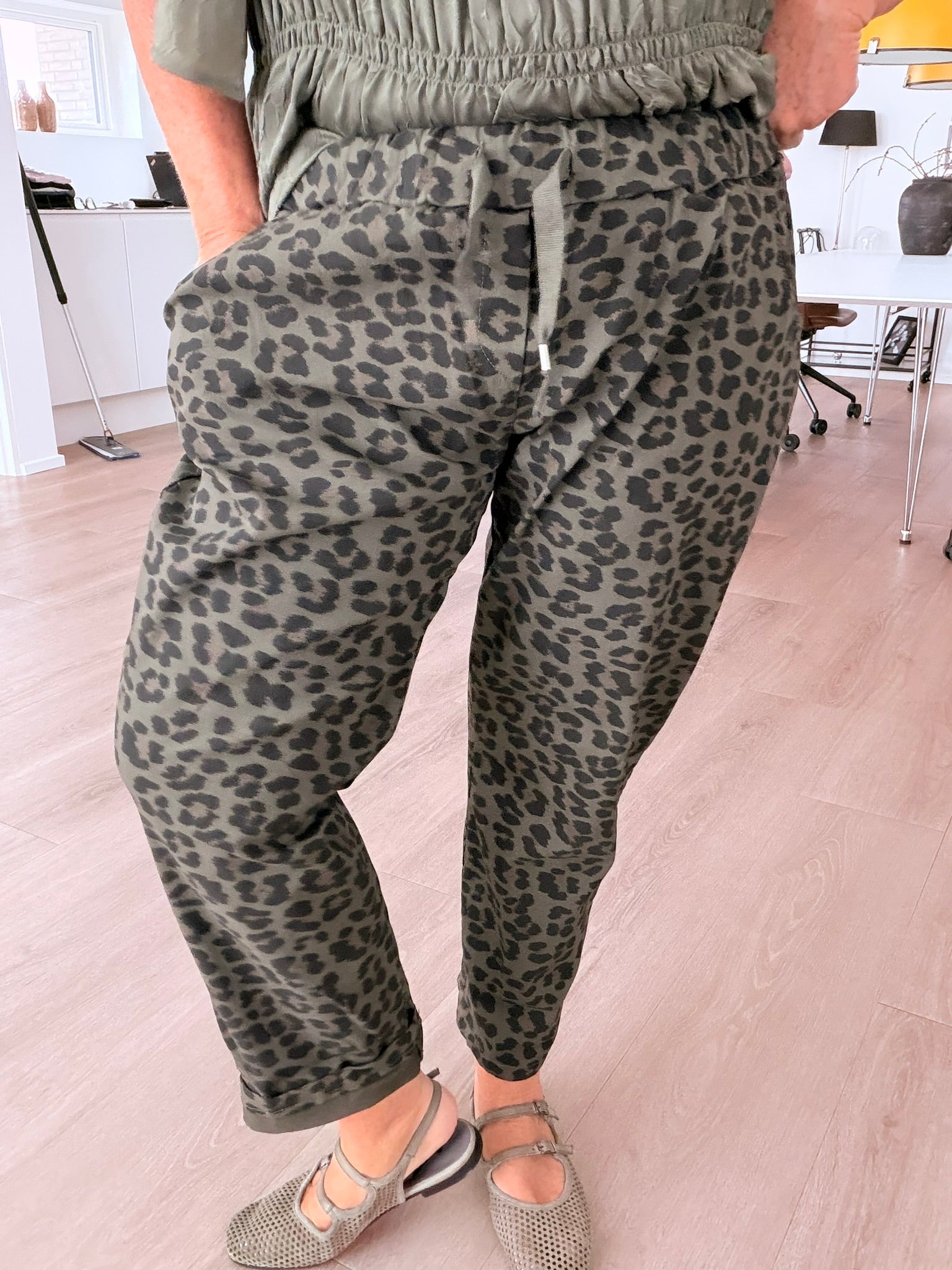 *Plus size Leona hyggebuks fra Sigensgaard i army leopardprint med brede ben, elastik og bindebånd i taljen. Blød og strækbar viskosekvalitet med komfortabel pasform, produceret i Italien. Velegnet til størrelser 44-50.* ([sigensgaard.dk billed er ai generet.