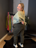 Leona hyggebuksen er en buks med masser af stræk, god komfort og en fantastisk pasform. Modellen her har givet buksen 2 ombuk.