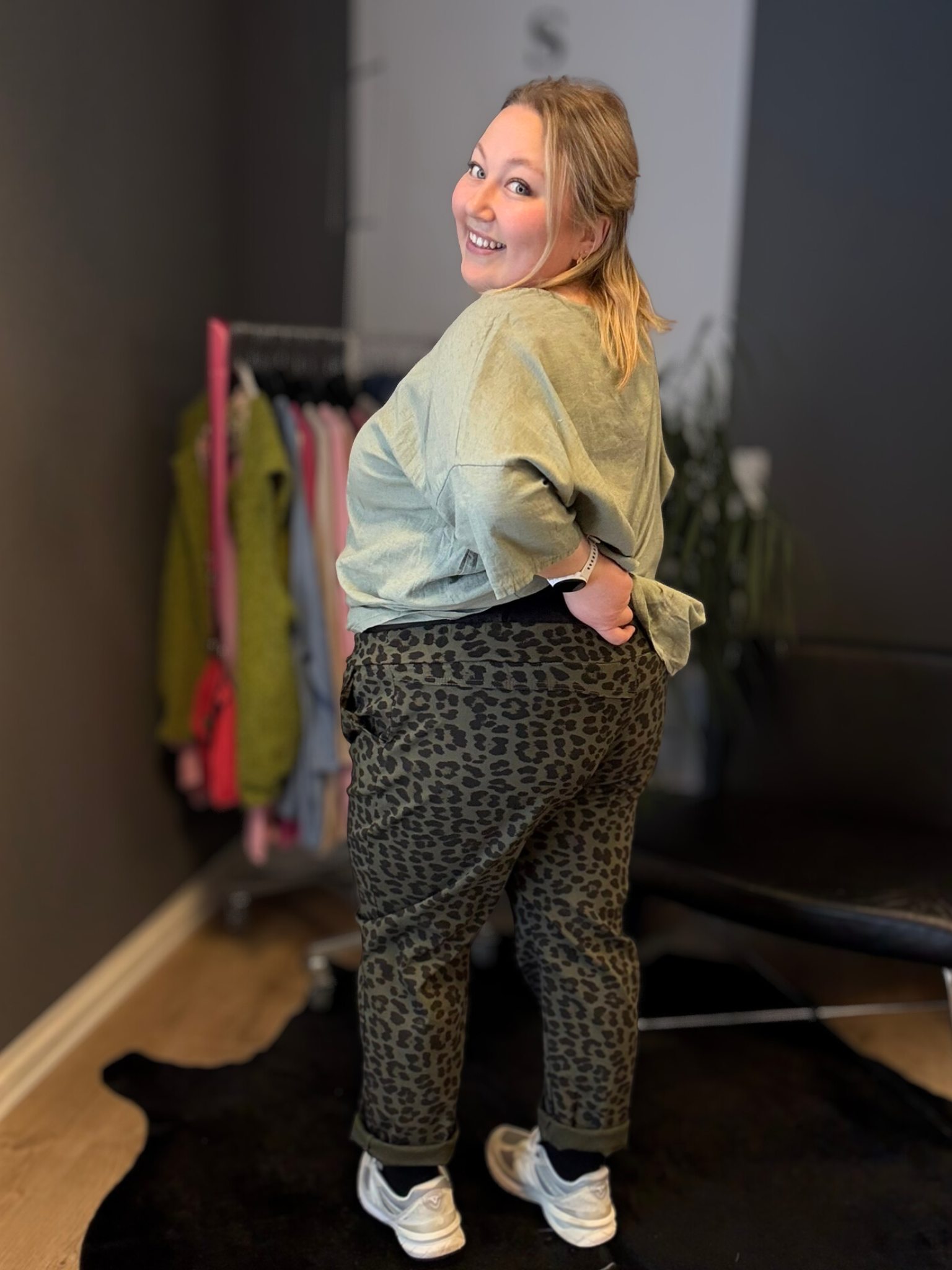 Leona hyggebuksen er en buks med masser af stræk, god komfort og en fantastisk pasform. Modellen her har givet buksen 2 ombuk.