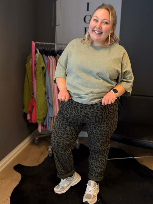 Leona hyggebuksen er en buks med masser af stræk, god komfort og en fantastisk pasform. Modellen her har givet buksen 2 ombuk.