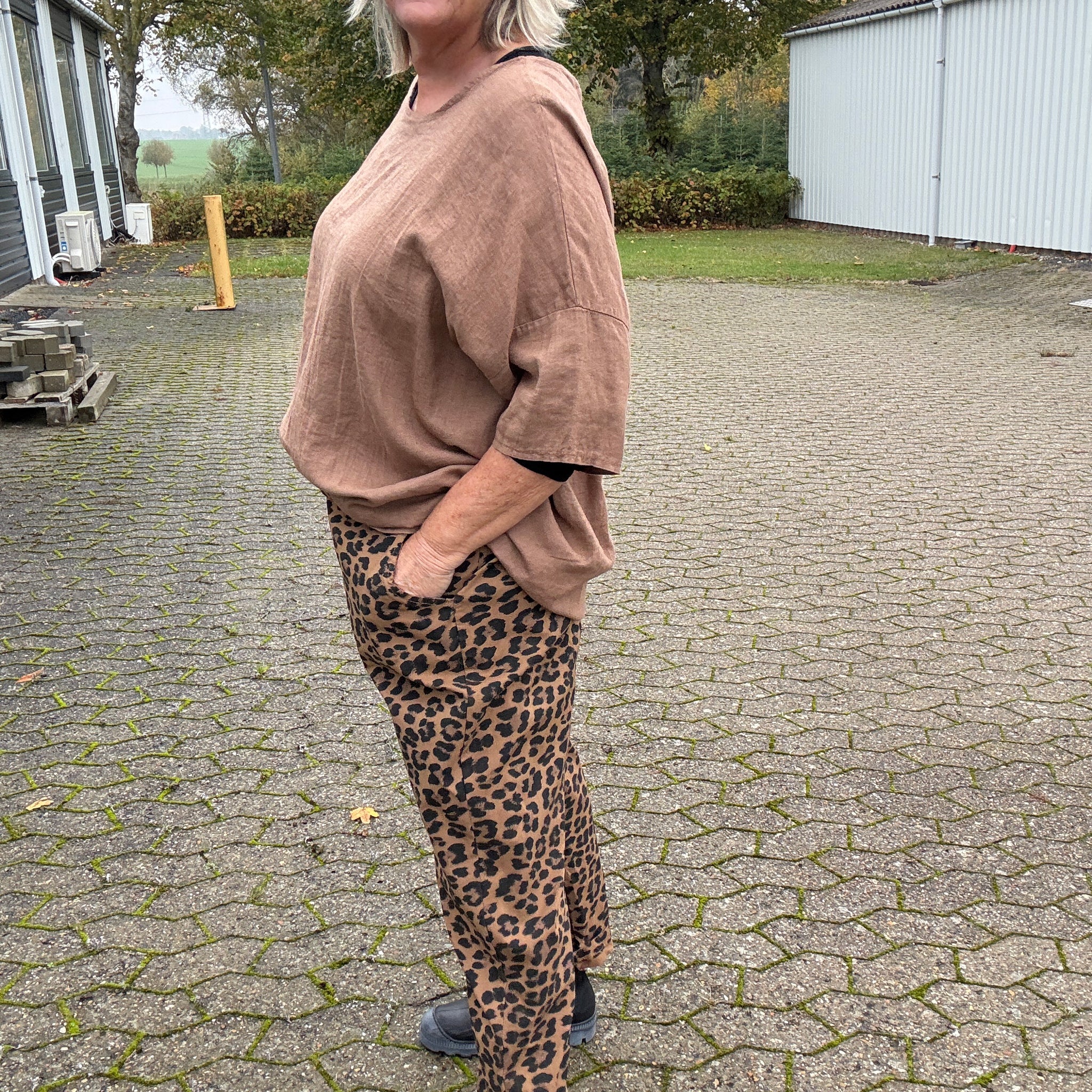 Leona leopard buks i camel er kort i model så til dig der ikke har lange stænger fåes i 3 forskellig farver hos Sigensgaard.