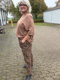 Leona leopard buks i camel er kort i model så til dig der ikke har lange stænger fåes i 3 forskellig farver hos Sigensgaard.