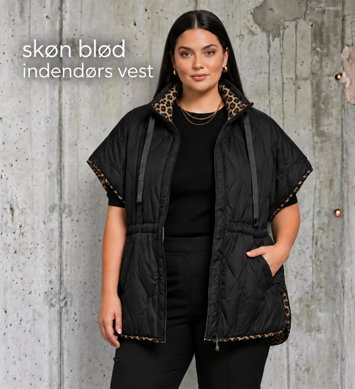 Leona quiltvest i beige til plus size med høj krave, leoparddetaljer, lynlås og lommer. Vist på model i str. 48.