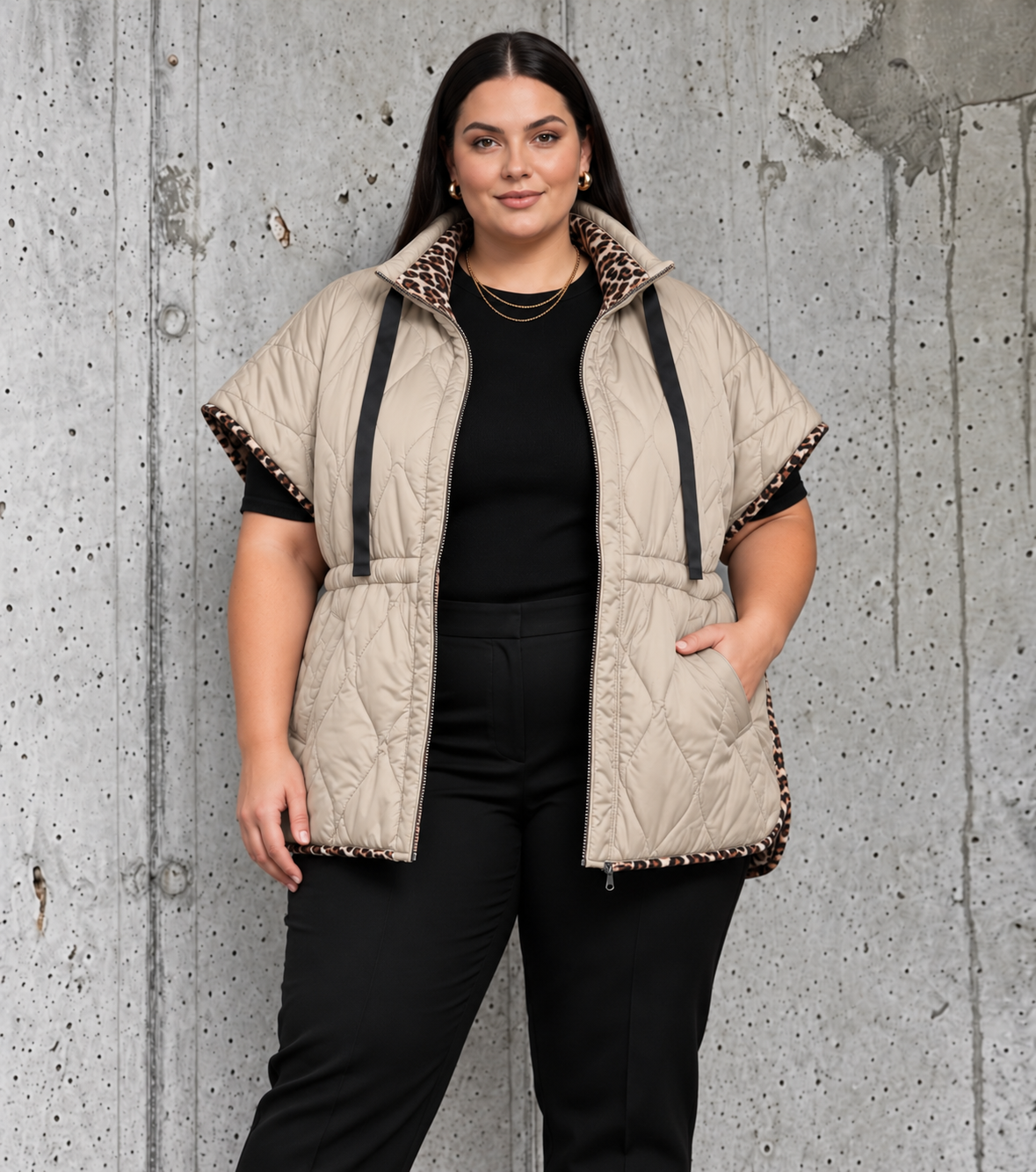Leona quiltvest i beige til plus size med høj krave, leoparddetaljer, lynlås og lommer. Vist på model i str. 48.