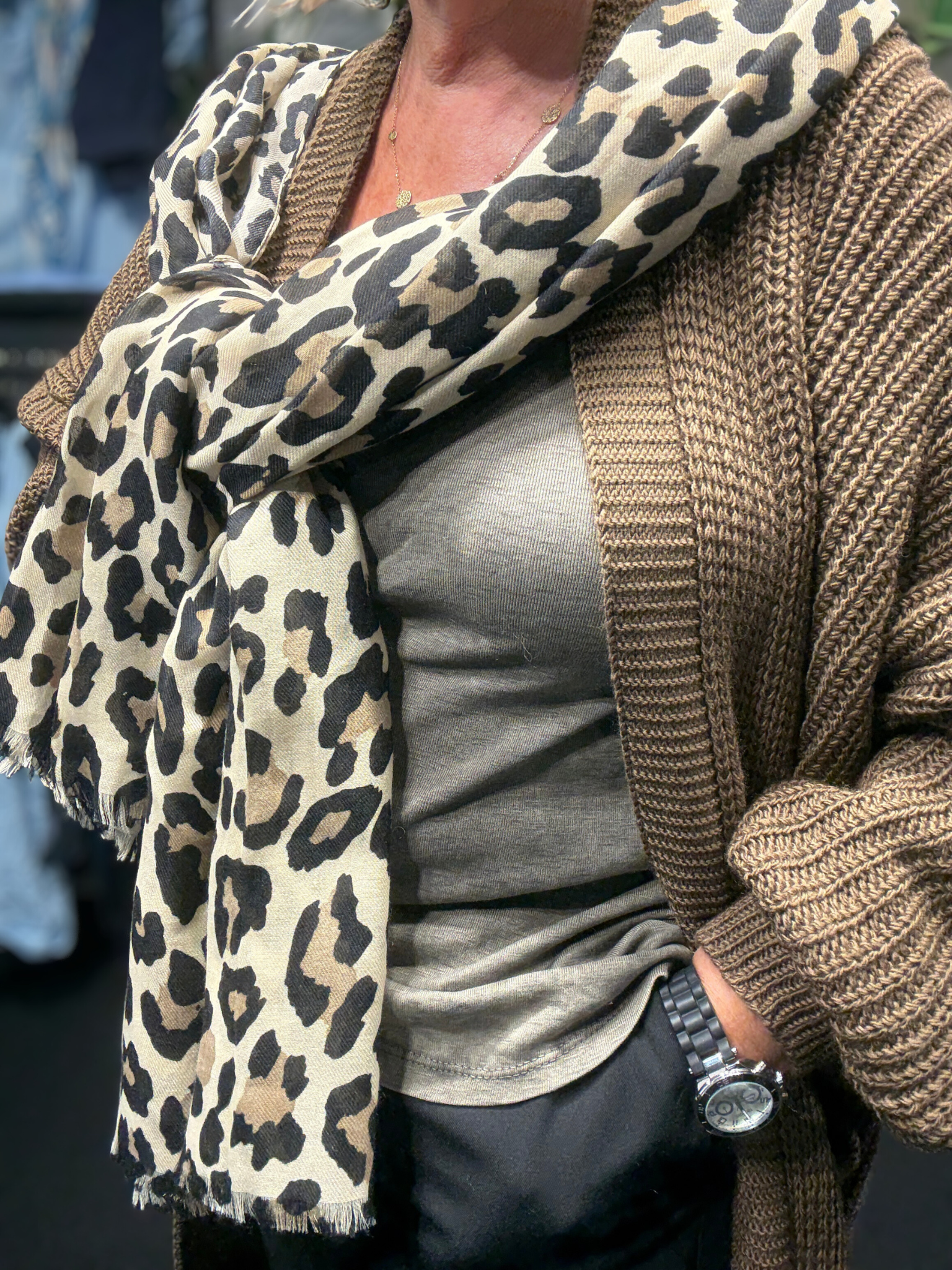 Smart og kraftigt tørklæde som er perfekt til de koldere måneder. Det er i et flot leopard mønster. 