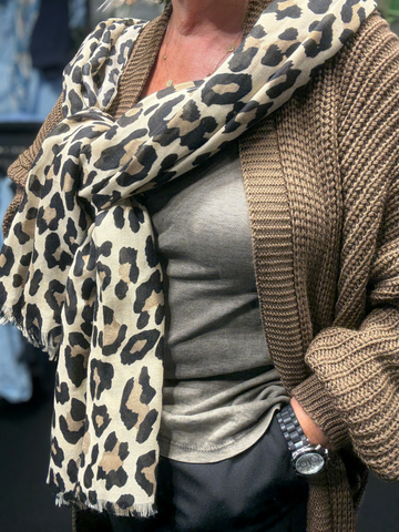 Smart og kraftigt tørklæde som er perfekt til de koldere måneder. Det er i et flot leopard mønster. 