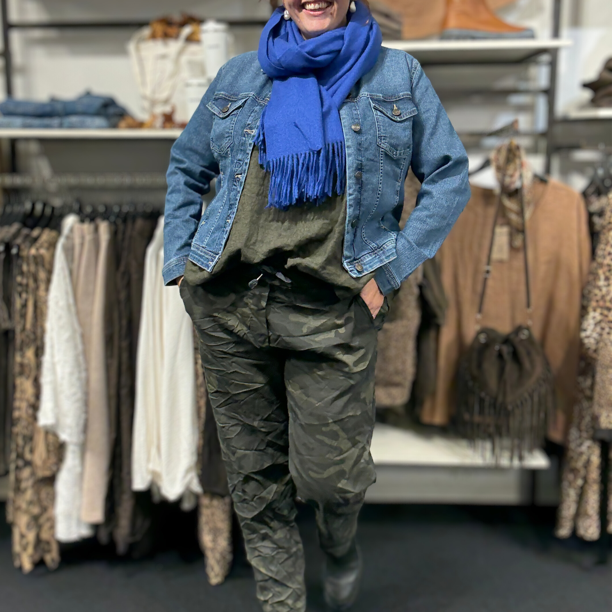 Camuflage bukser til pluspiger denne er taupe med de fåes i flere farver, masser af stræk og rummelig i facon se alle farver på Sigensgaard.dk 