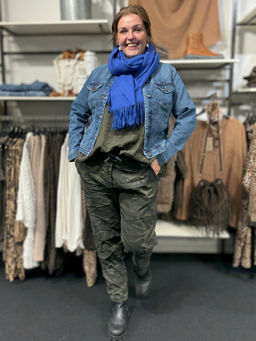 Camuflage bukser til pluspiger denne er taupe med de fåes i flere farver, masser af stræk og rummelig i facon se alle farver på Sigensgaard.dk 