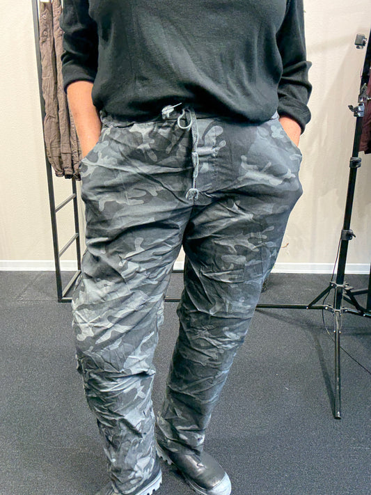 Leopold plussize buks i grå,smart camouflage buks i mange farver se dem alle hos sigensgaard.dk