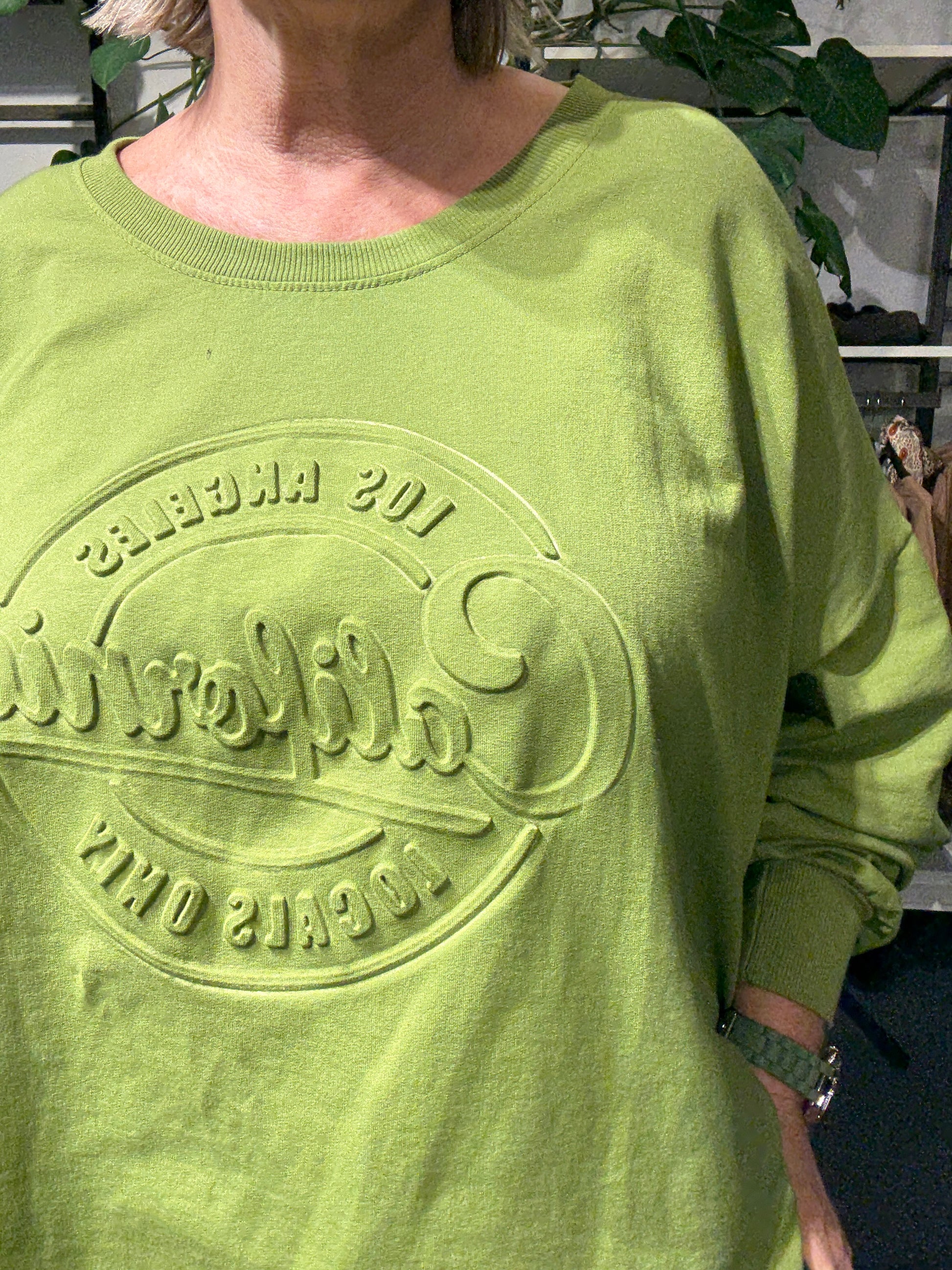 Lækker plus size bomuldssweatshirt som findes i mange forskellige farver. Den er dejlig rummelig i facon og kan bruges op til en str. 50+