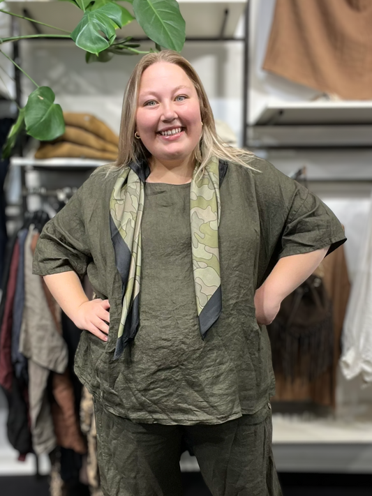 Linda hør tunikaen er til plus pigen som elsker en style der kommer i mange forskellige farver. Den passer perfekt sammen med vores Hulda hør stumpebuks, som er i samme lækre kvalitet.