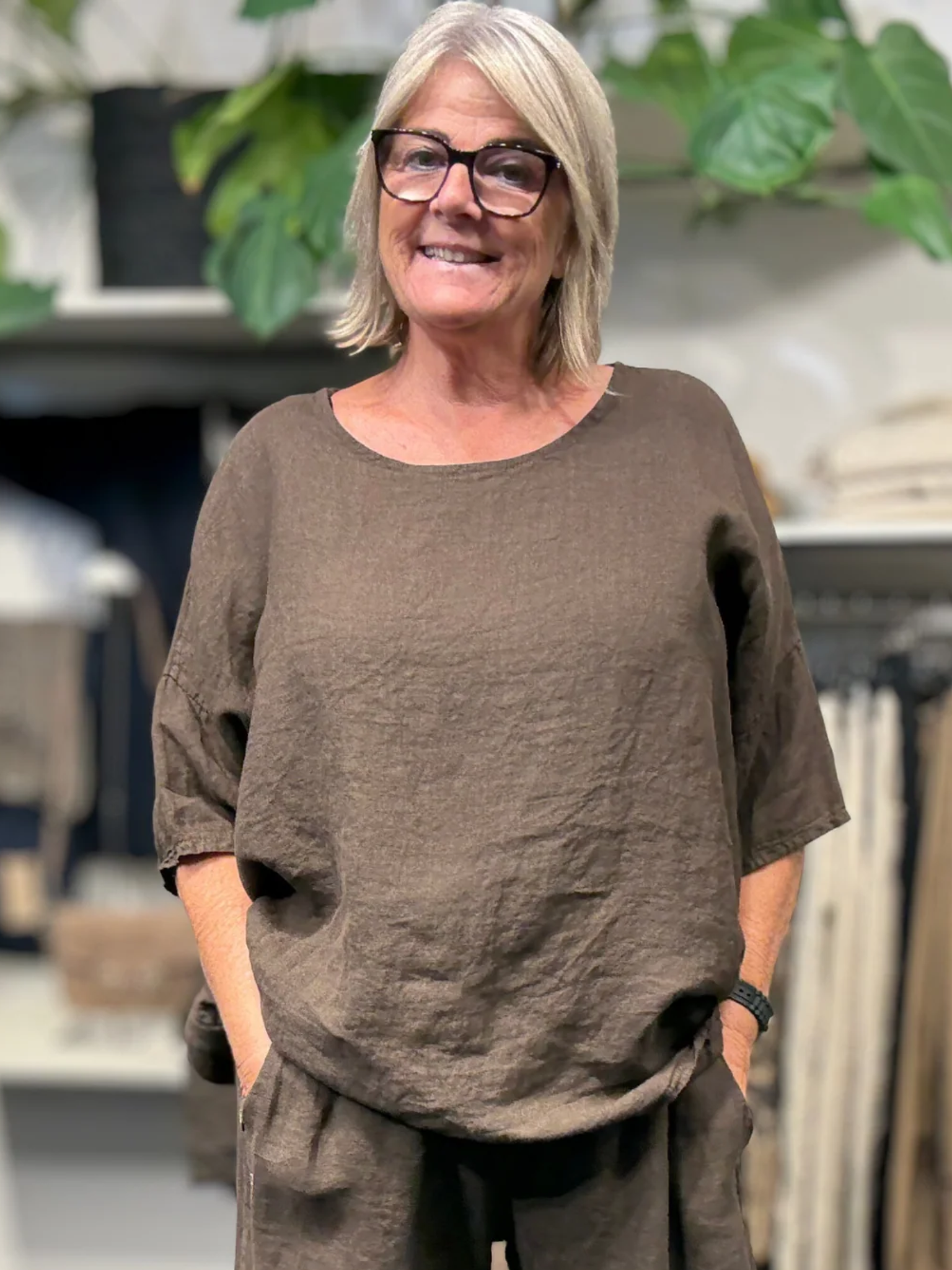 Linda hør tunikaen er til plus pigen som elsker en style der kommer i mange forskellige farver. Den passer perfekt sammen med vores Hulda hør stumpebuks, som er i samme lækre kvalitet.