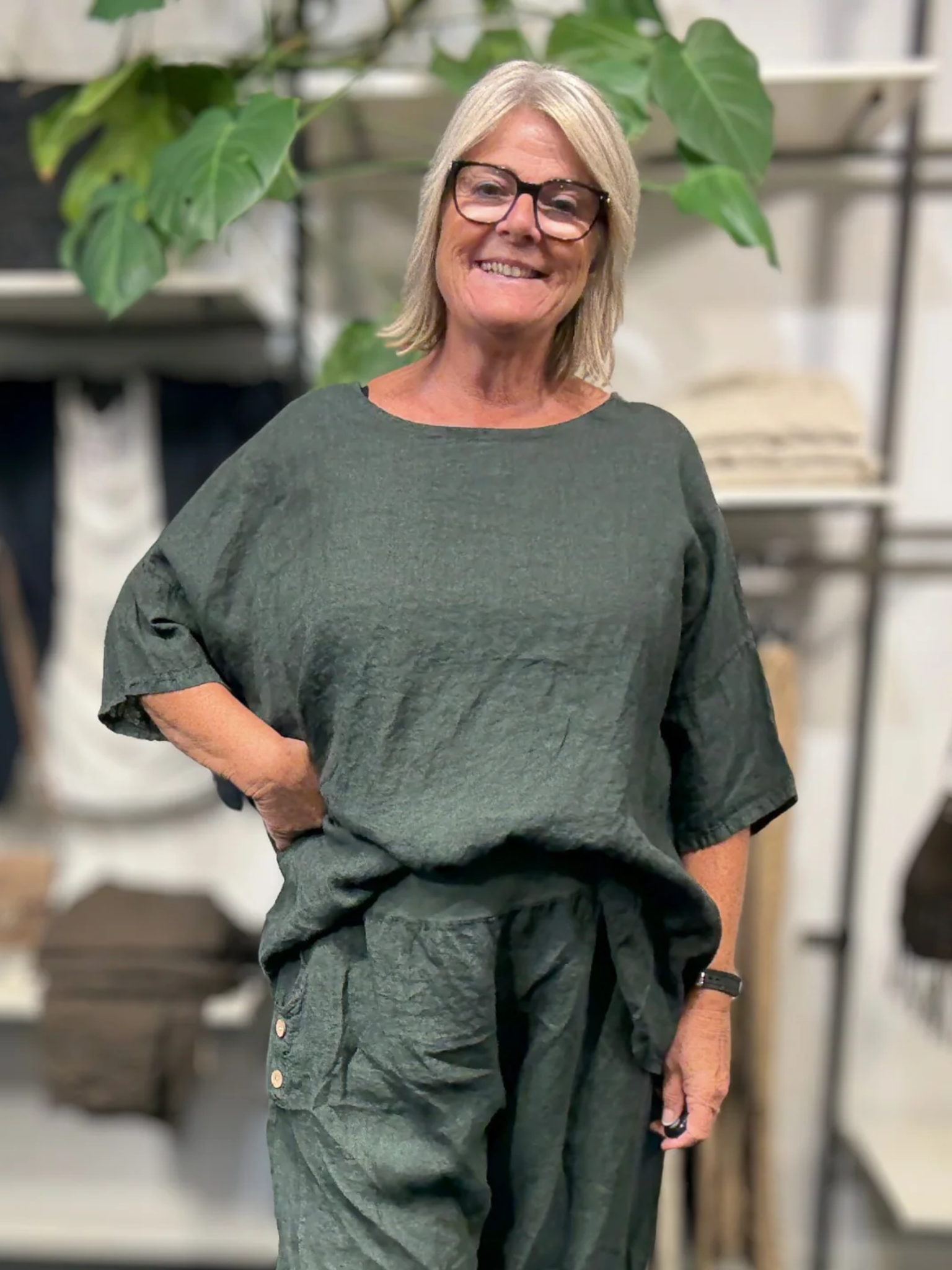 Linda hør tunikaen er til plus pigen som elsker en style der kommer i mange forskellige farver. Den passer perfekt sammen med vores Hulda hør stumpebuks, som er i samme lækre kvalitet.