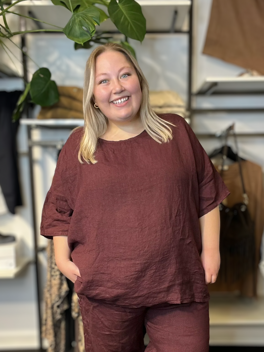 Linda hør tunikaen er til plus pigen som elsker en style der kommer i mange forskellige farver. Den passer perfekt sammen med vores Hulda hør stumpebuks, som er i samme lækre kvalitet.