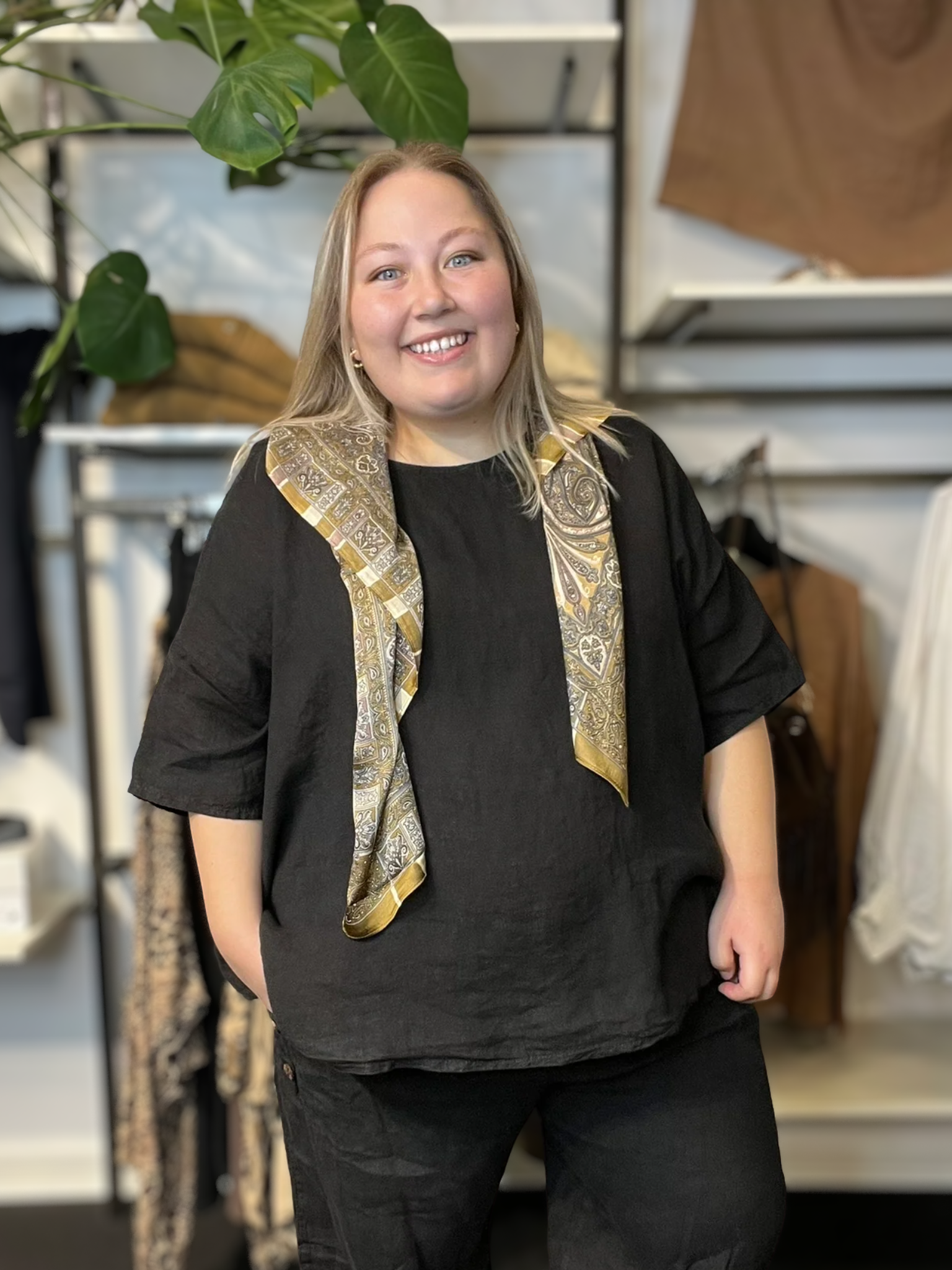 Linda hør tunikaen er til plus pigen som elsker en style der kommer i mange forskellige farver. Den passer perfekt sammen med vores Hulda hør stumpebuks, som er i samme lækre kvalitet.