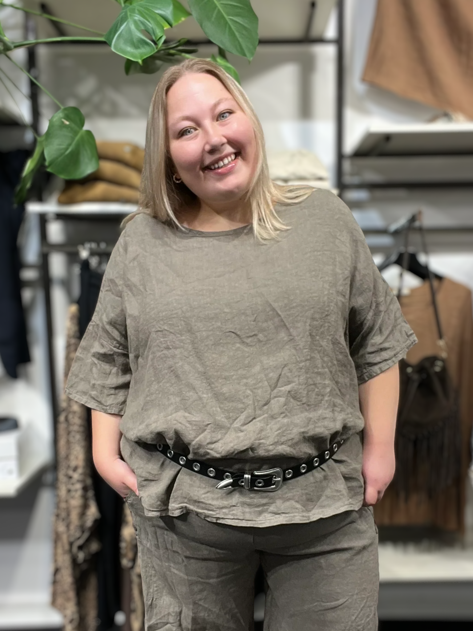 Linda hør tunikaen er til plus pigen som elsker en style der kommer i mange forskellige farver. Den passer perfekt sammen med vores Hulda hør stumpebuks, som er i samme lækre kvalitet.