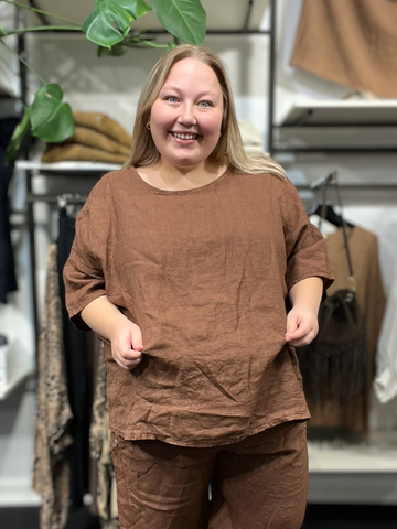 “Linda hør-tunika til kvinder – let og åndbar tunika i 100% hør med afslappet pasform, perfekt til  hverdagsbrug.” eller fest.