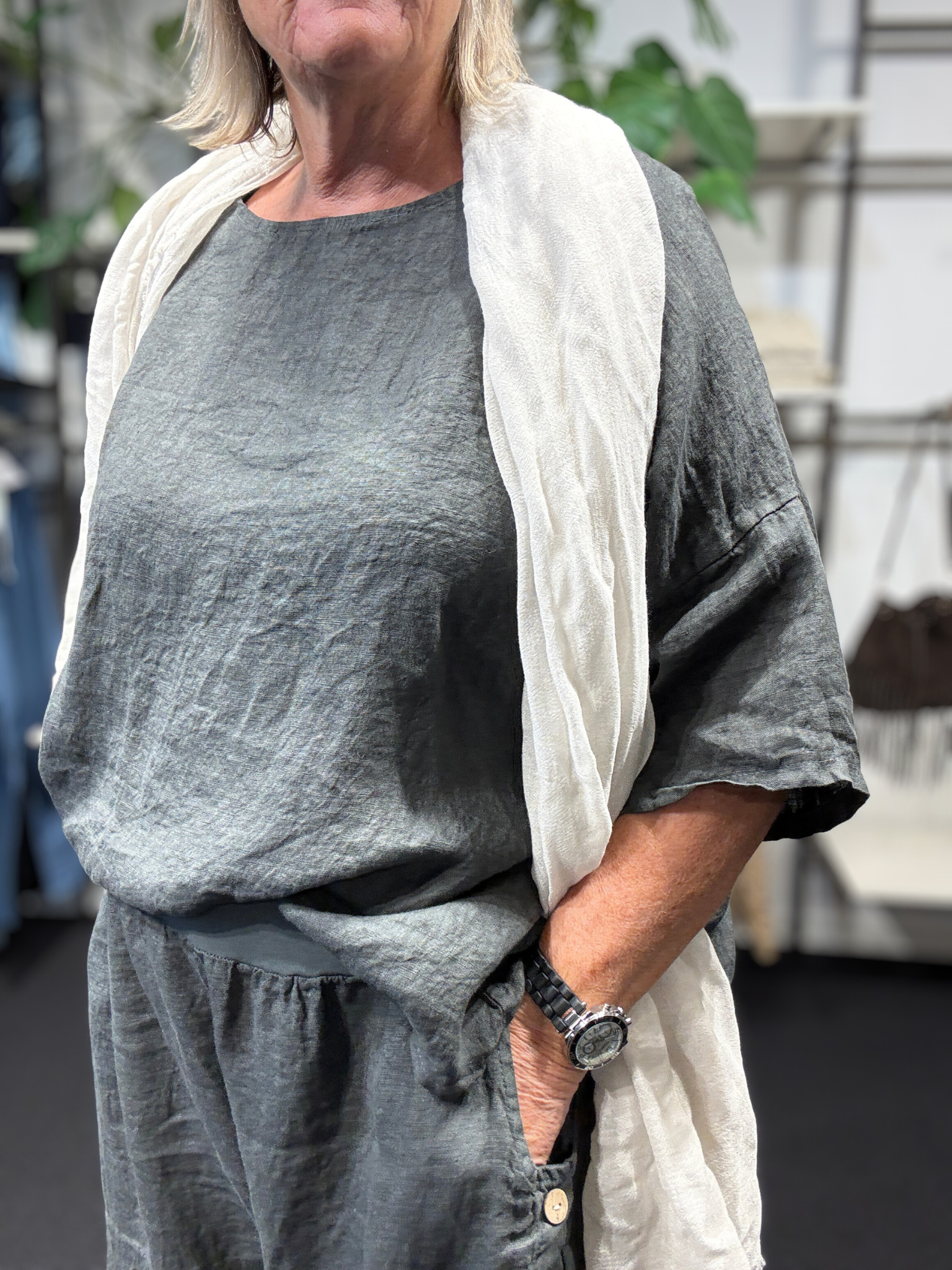 Plus size tunika i en smuk grå farve, perfekt til efterår og vintermånederne. Du kan let lysne det med et lyst tørklæde, som der også er gjort her på billedet.