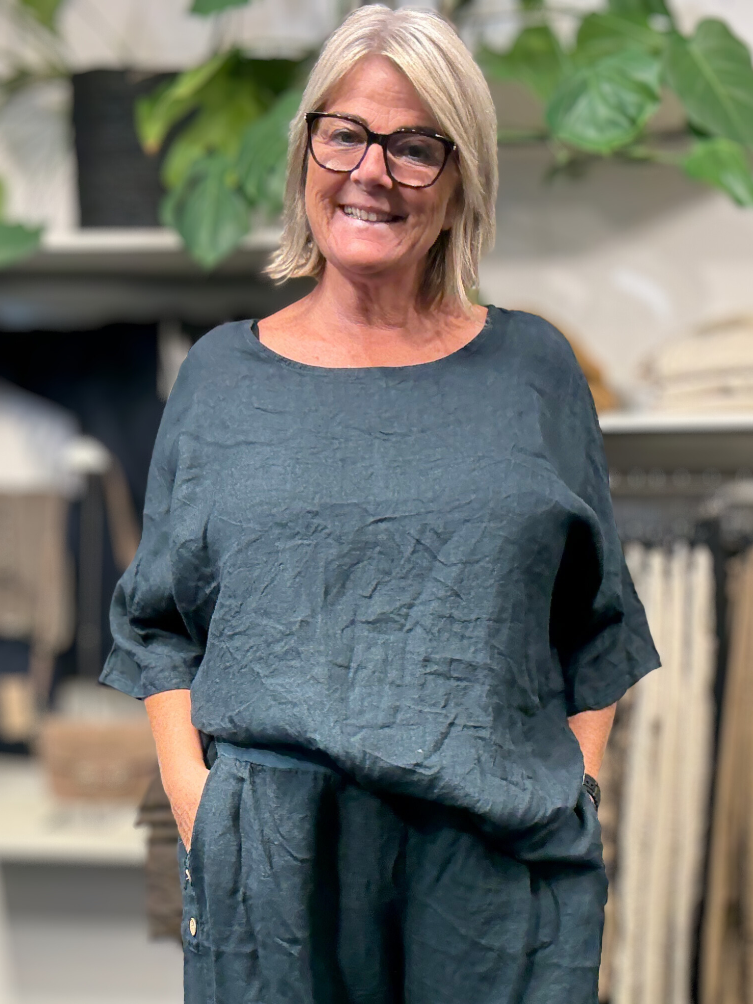 Det smarte hør sæt fra Sigensgaard, her i en smuk petrol farve, perfekt til efteråret. Der er tilføjet et tørklæde for at give lidt ekstra farve. 