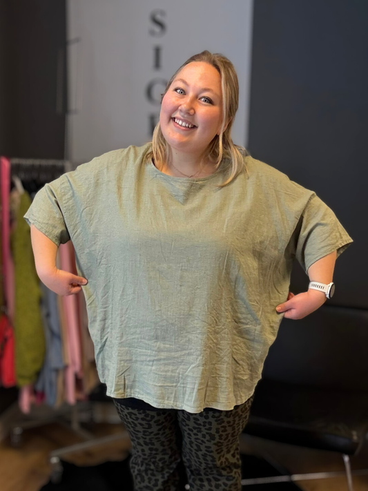Plus size tunika i en lækker blød hør/viskose blanding, som du vil elske. Den er brugbar på mange måder, og kan bruges af de fleste grundet den gode facon.
