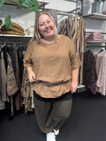 Smukt brunt sæt til dig der er plus size. Det er Linda hør tunikaen, Hulda buksen, Stella 6 toppen og det smarte Carromy bælte fra Only Carmakoma. 