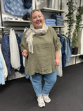 Plus size tunikaen, Linda hør tunika, er i 100% hør, og er elsket for dens gode facon. Den er med 3/4 ærme og er onesize men passes fra en str. 42 til og med ca. str. 52. Tunikaen her er en smuk army farve.