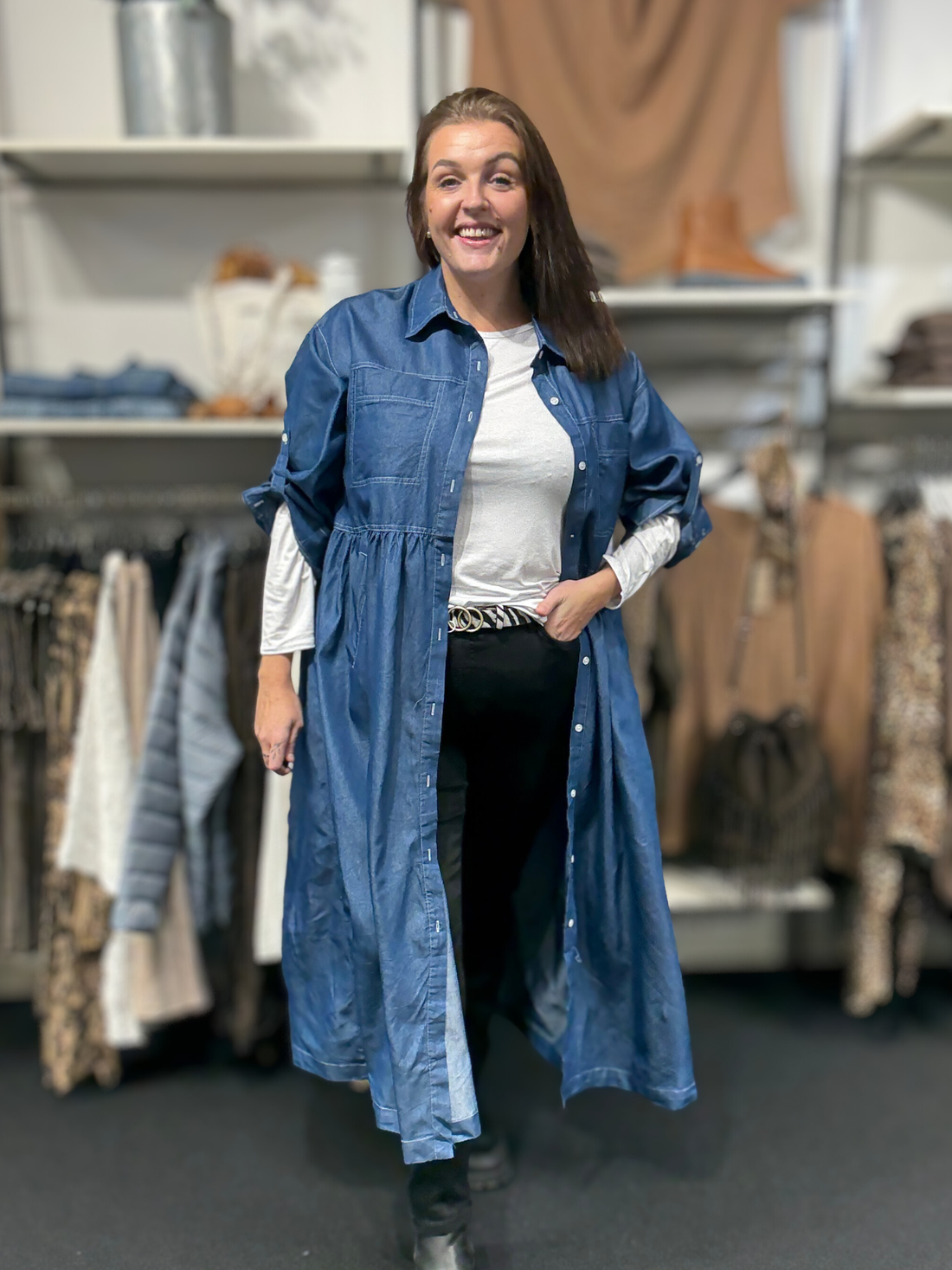 Smart gennemknappet maxi-kjole som kan bruges både åben og lukket, og så synes vi at den fungerer til både hverdag og fest. Perfekt til plus size kvinden som elsker denim.