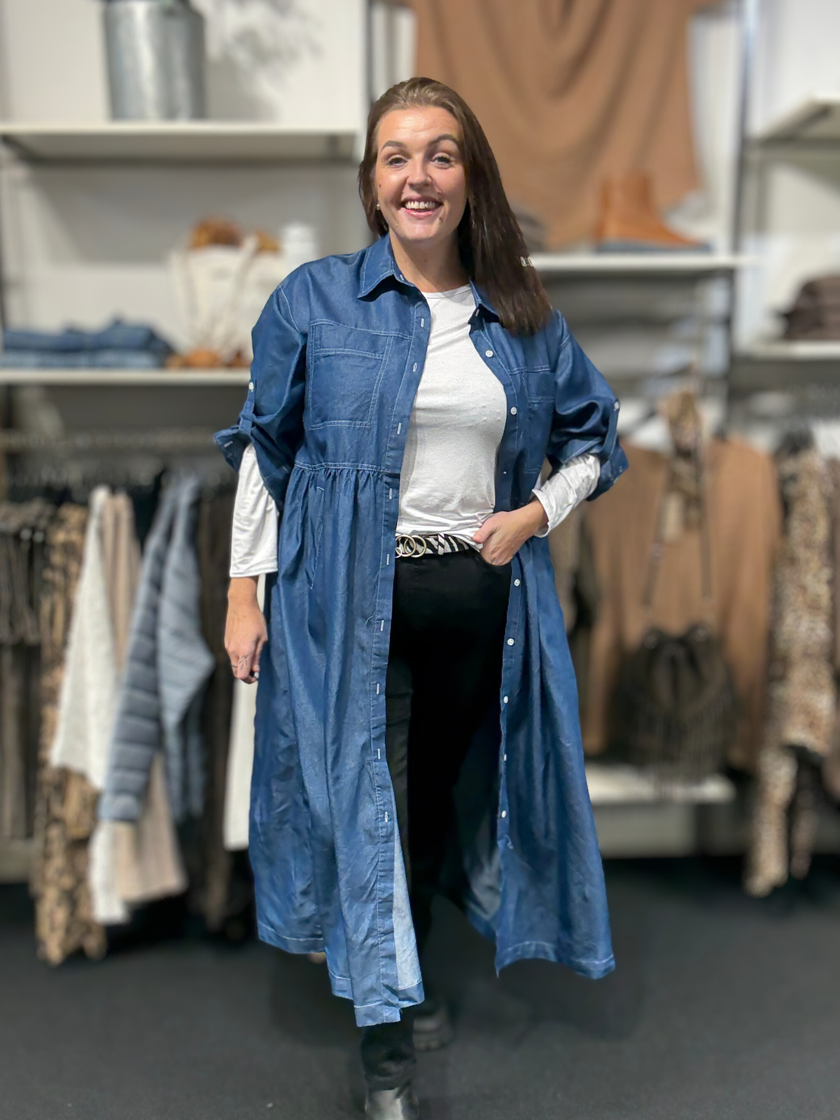 Smart gennemknappet maxi-kjole som kan bruges både åben og lukket, og så synes vi at den fungerer til både hverdag og fest. Perfekt til plus size kvinden som elsker denim.