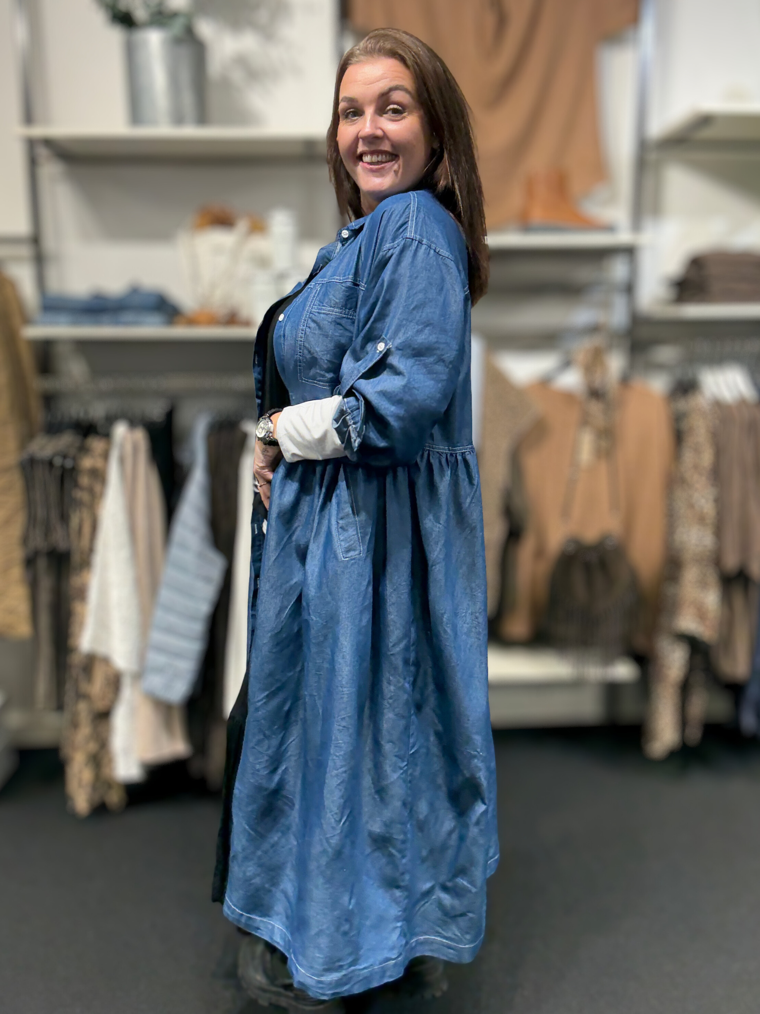 Smart gennemknappet maxi-kjole som kan bruges både åben og lukket, og så synes vi at den fungerer til både hverdag og fest. Perfekt til plus size kvinden som elsker denim.