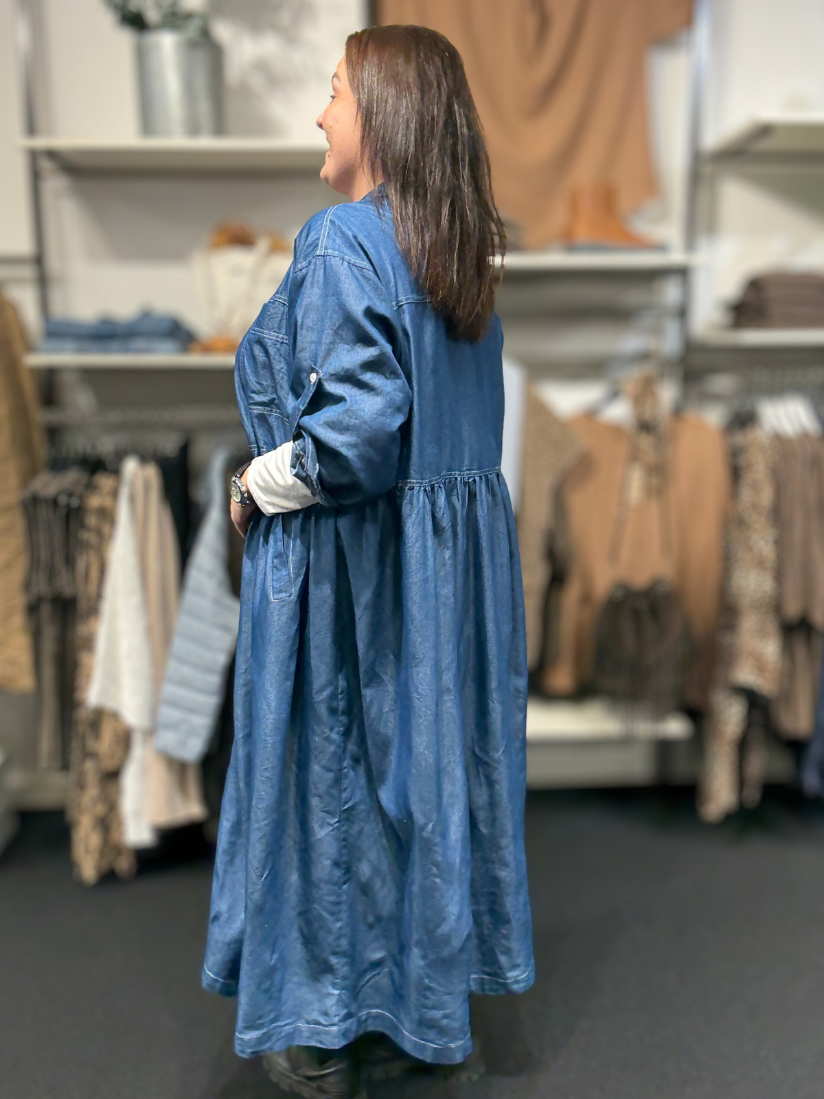 Smart gennemknappet maxi-kjole som kan bruges både åben og lukket, og så synes vi at den fungerer til både hverdag og fest. Perfekt til plus size kvinden som elsker denim.