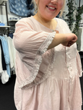Plus size tunika i en let og tynd bomuld, som er perfekt til de varme dage. Tunikaen er i a-facon, som gør den ideel til plus size kvinder. Den er gennemknappet, så den kan bruges både åben og lukket. Her ses den i rosa.