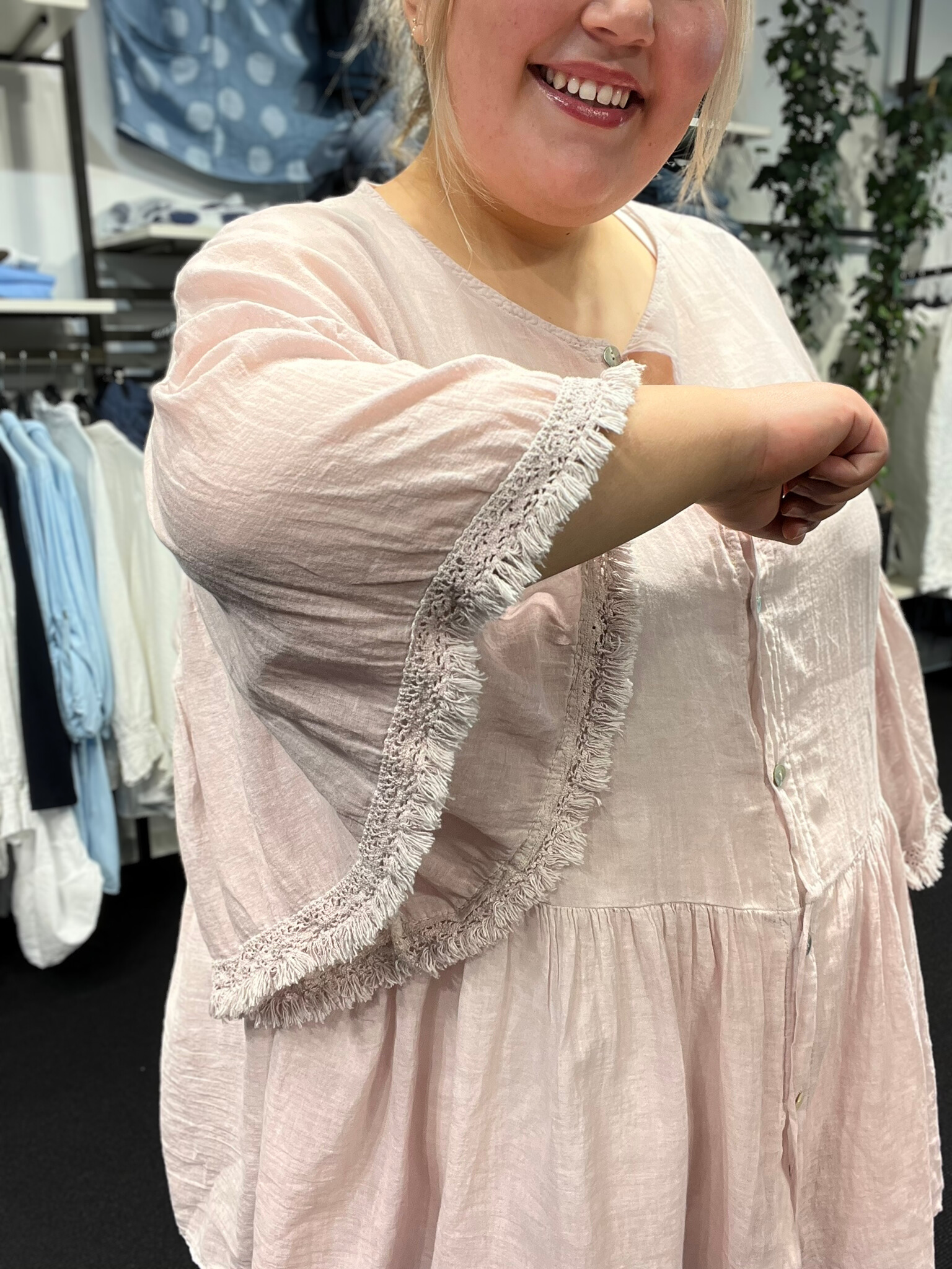 Plus size tunika i en let og tynd bomuld, som er perfekt til de varme dage. Tunikaen er i a-facon, som gør den ideel til plus size kvinder. Den er gennemknappet, så den kan bruges både åben og lukket. Her ses den i rosa.