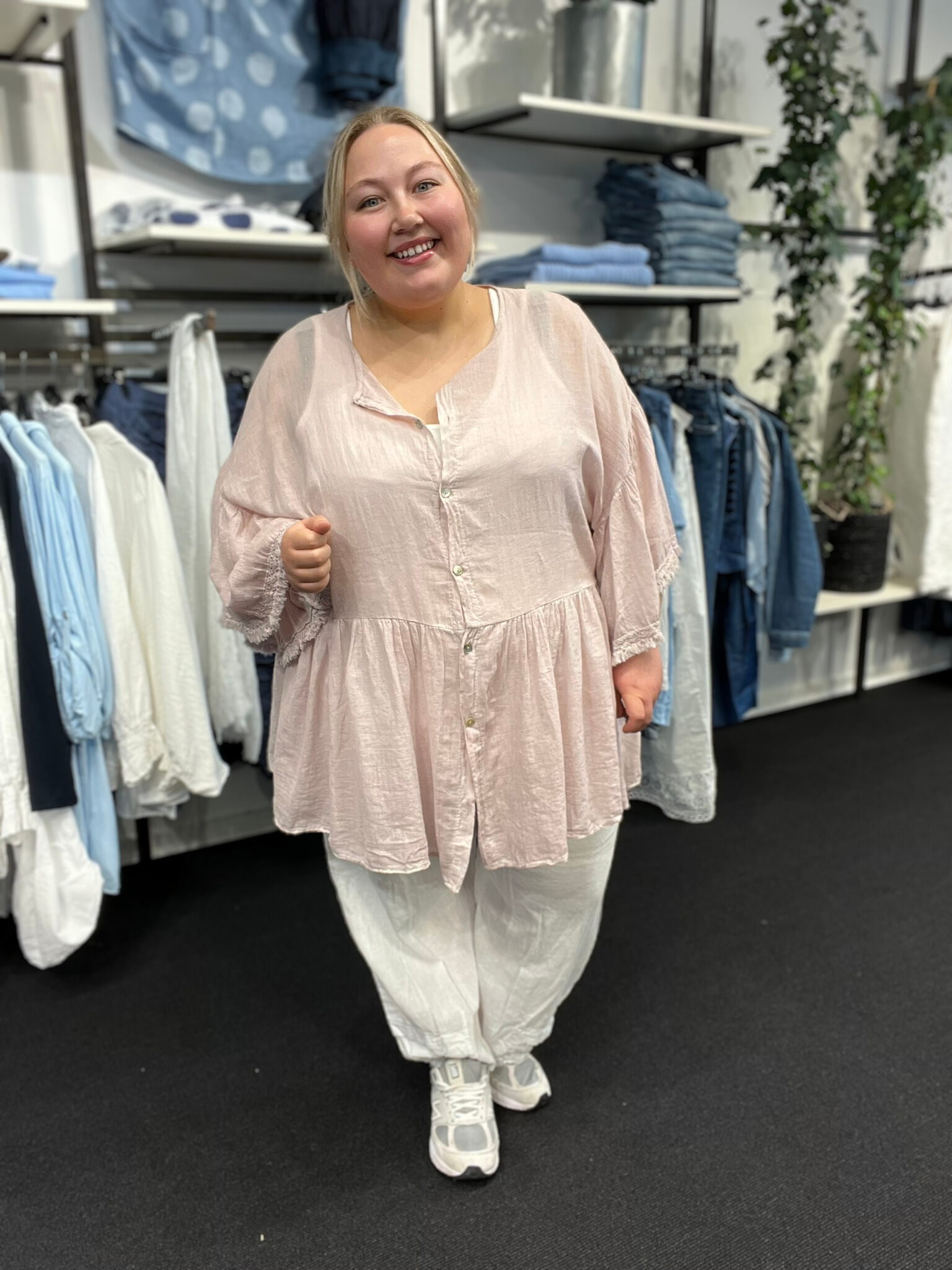 Plus size tunika i en let og tynd bomuld, som er perfekt til de varme dage. Tunikaen er i a-facon, som gør den ideel til plus size kvinder. Den er gennemknappet, så den kan bruges både åben og lukket. Her ses den i farven rosa