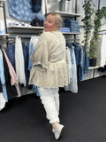 Plus size tunika i en let og tynd bomuld, som er perfekt til de varme dage. Tunikaen er i a-facon, som gør den ideel til plus size kvinder. Den er gennemknappet, så den kan bruges både åben og lukket. Her ses den i farven sand.