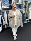 Plus size tunika i en let og tynd bomuld, som er perfekt til de varme dage. Tunikaen er i a-facon, som gør den ideel til plus size kvinder. Den er gennemknappet, så den kan bruges både åben og lukket.  Her ses den i farven sand.