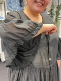 Plus size tunika i en let og tynd bomuld, som er perfekt til de varme dage. Tunikaen er i a-facon, som gør den ideel til plus size kvinder. Den er gennemknappet, så den kan bruges både åben og lukket. Her ses den i sort.