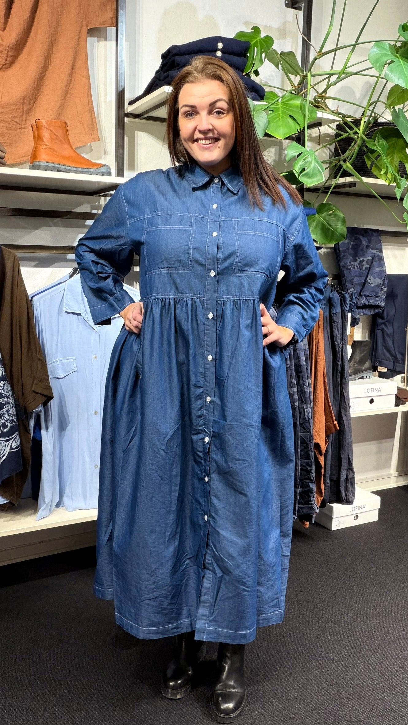 Smart gennemknappet maxi-kjole som kan bruges både åben og lukket, og så synes vi at den fungerer til både hverdag og fest. Perfekt til plus size kvinden som elsker denim.