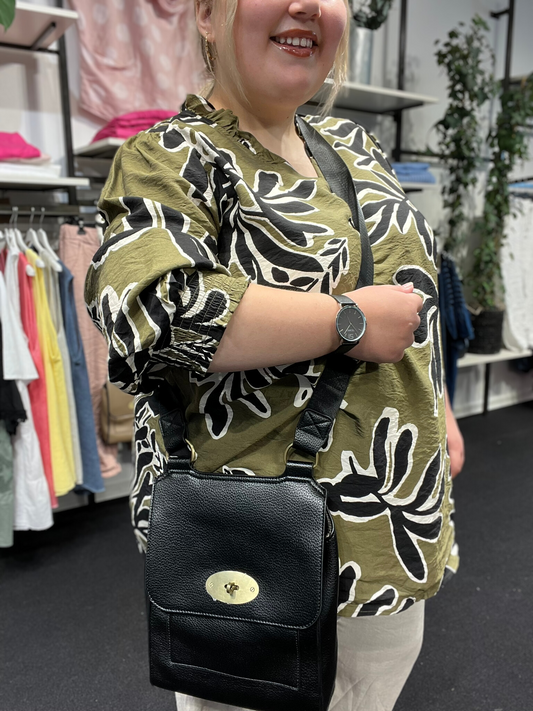 Mønstret plus size bluse med v-hals og flot rynke-detalje ved halsen. Den er med 3/4 ærmer, hvor der er smock afslutning, som gør at ærmet kan placeres hvor det lyster. Det giver også mulighed for at skabe ballon-effekt.