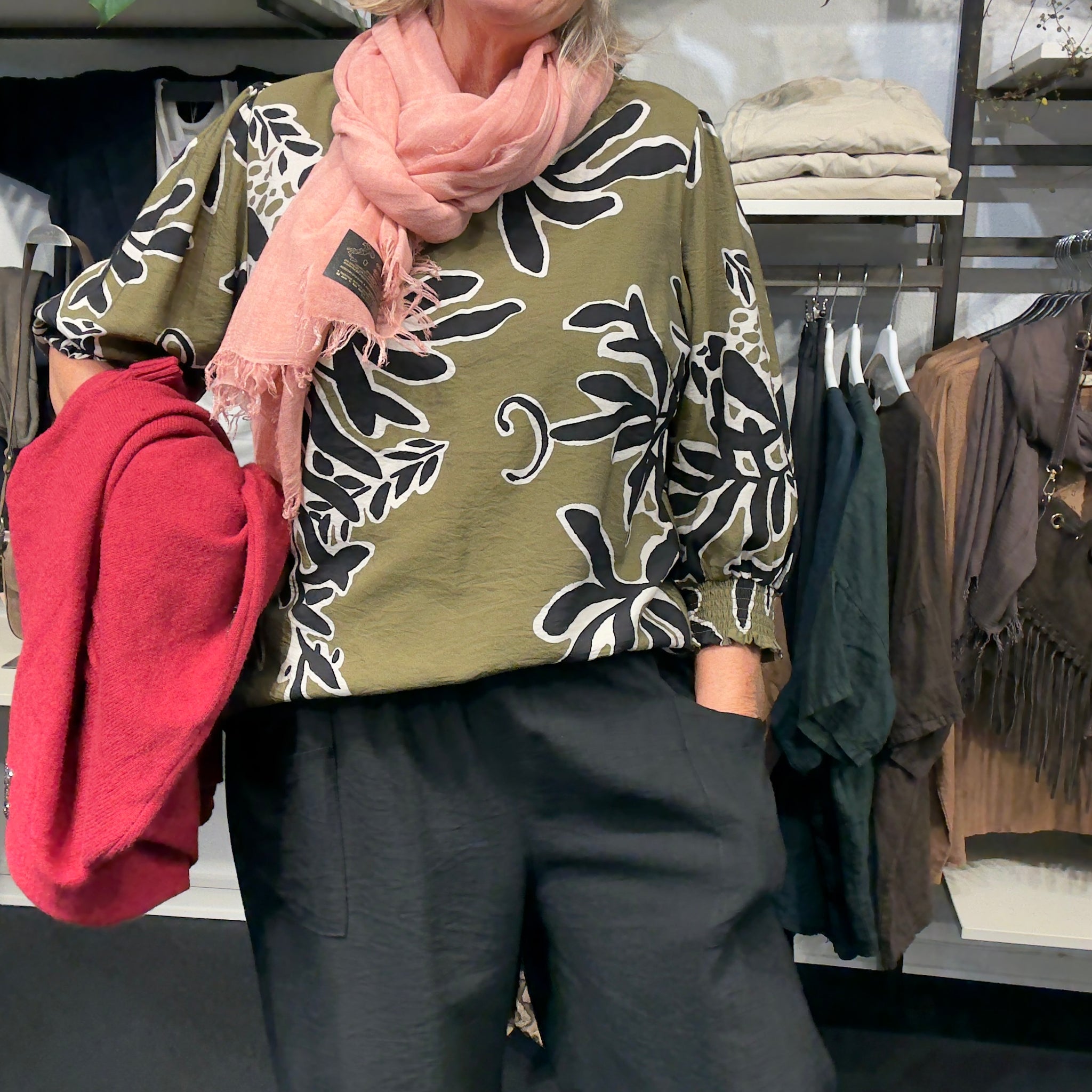 Mønstret plus size bluse med v-hals og flot rynke-detalje ved halsen. Den er med 3/4 ærmer, hvor der er smock afslutning, som gør at ærmet kan placeres hvor det lyster. Det giver også mulighed for at skabe ballon-effekt.