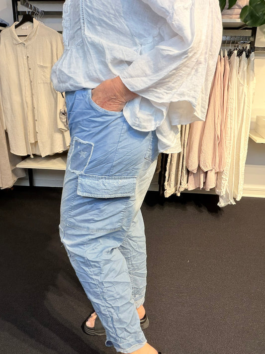 let plussize jeans elastik og bindebånd i liv  med lidt detaljer på ben.