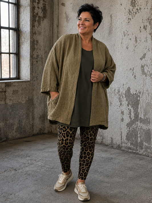 Lisa Plussize Cardigan – Rå elegance med et afslappet look

Lisa cardigan er den perfekte afslutning på dit outfit. Den har en flot, løs pasform og et enkelt design, der gør den nem at style over både kjoler, tunikaer, T-shirts og toppe. Den lette struktur i stoffet giver cardiganen et eksklusivt og moderne udtryk, mens den åbne front skaber et afslappet look.

De rummelige lommer og de brede 3/4-ærmer gør Lisa cardigan både praktisk og komfortabel – perfekt til dig, der ønsker en stilfuld cardigan med god 