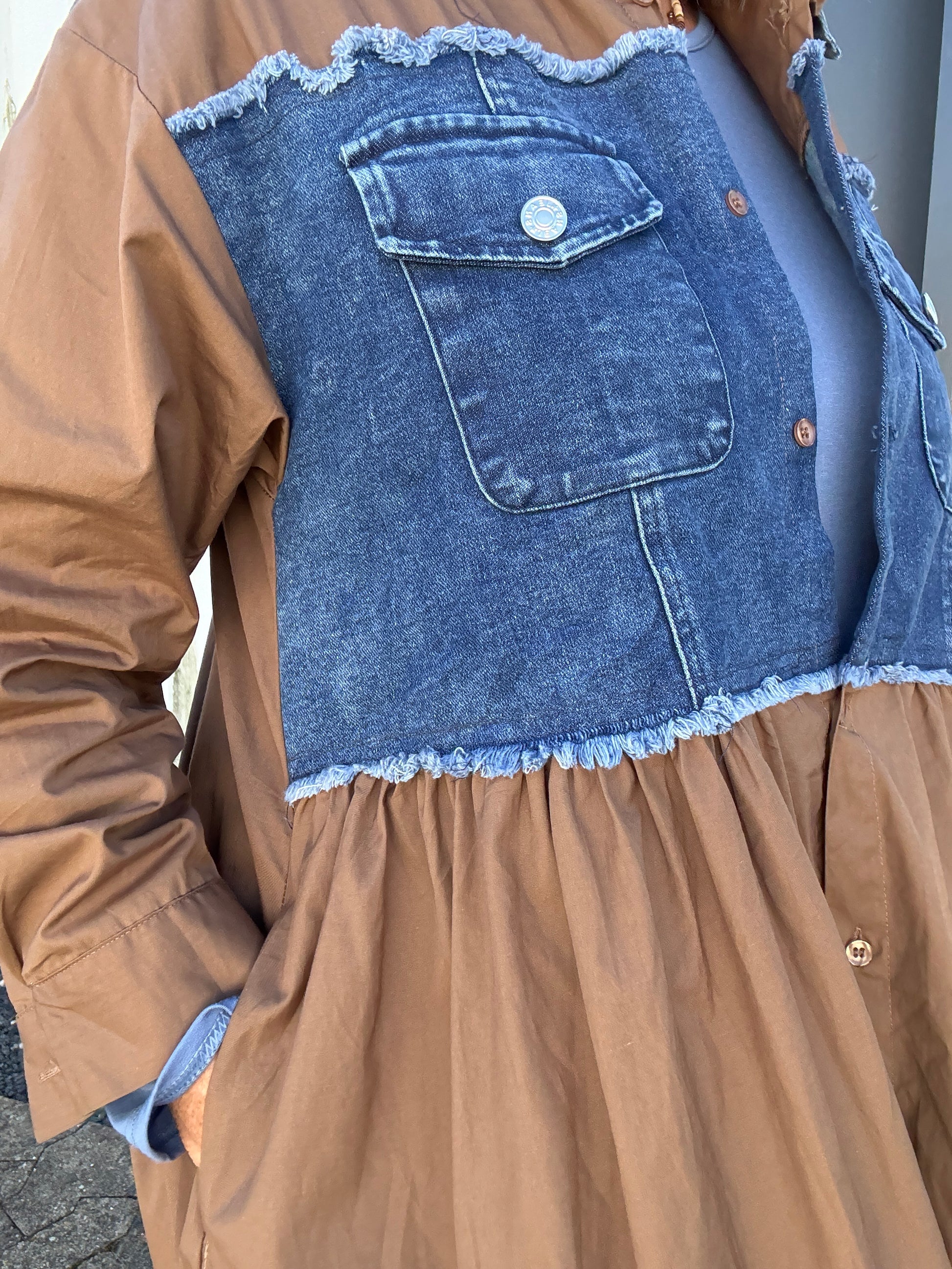 Plus size kjolen med de smarte og lidt rå denim-detaljer. Den har langt ærme og er med knaplukning ved ærmets afslutning. Gennemknappet, så den kan både bruges åben og lukket.