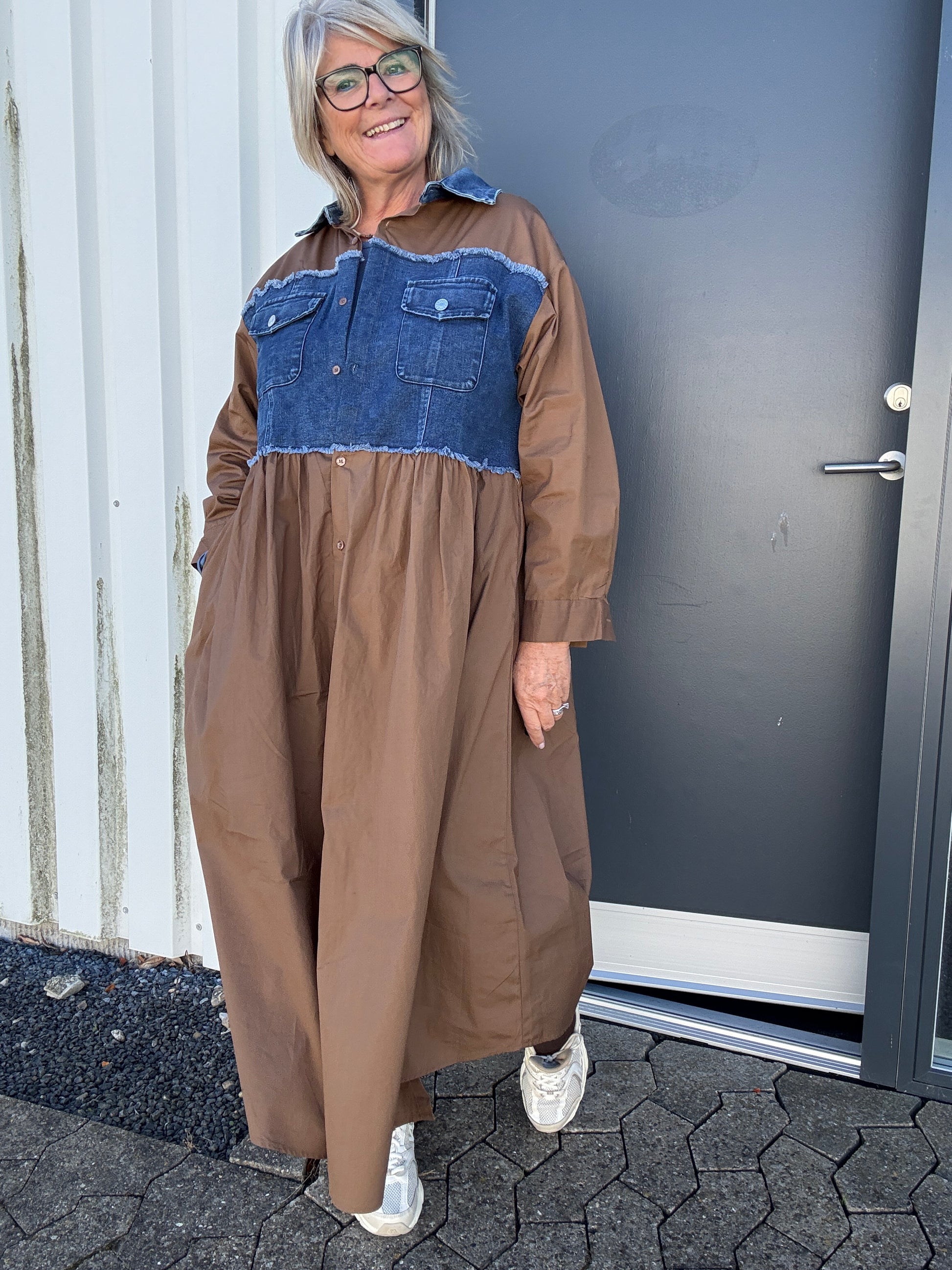 Plus size kjolen med de smarte og lidt rå denim-detaljer. Den har langt ærme og er med knaplukning ved ærmets afslutning. Gennemknappet, så den kan både bruges åben og lukket.