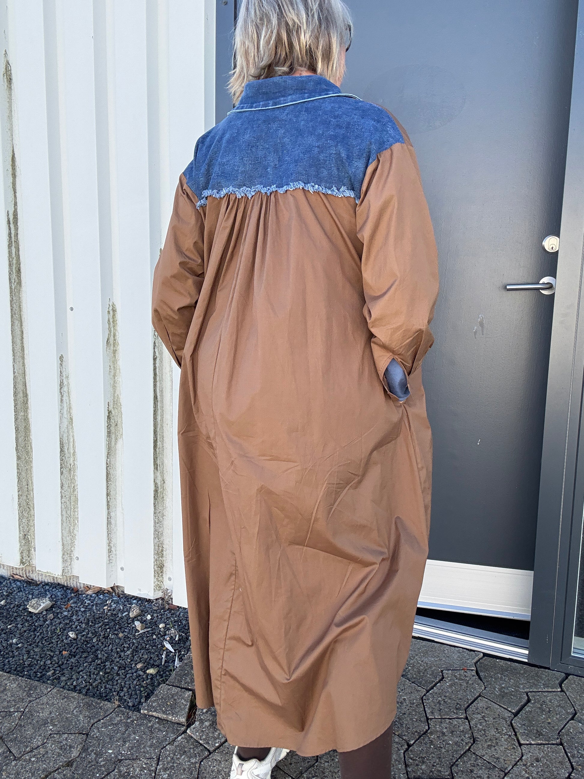 Plus size kjolen med de smarte og lidt rå denim-detaljer. Den har langt ærme og er med knaplukning ved ærmets afslutning. Gennemknappet, så den kan både bruges åben og lukket.