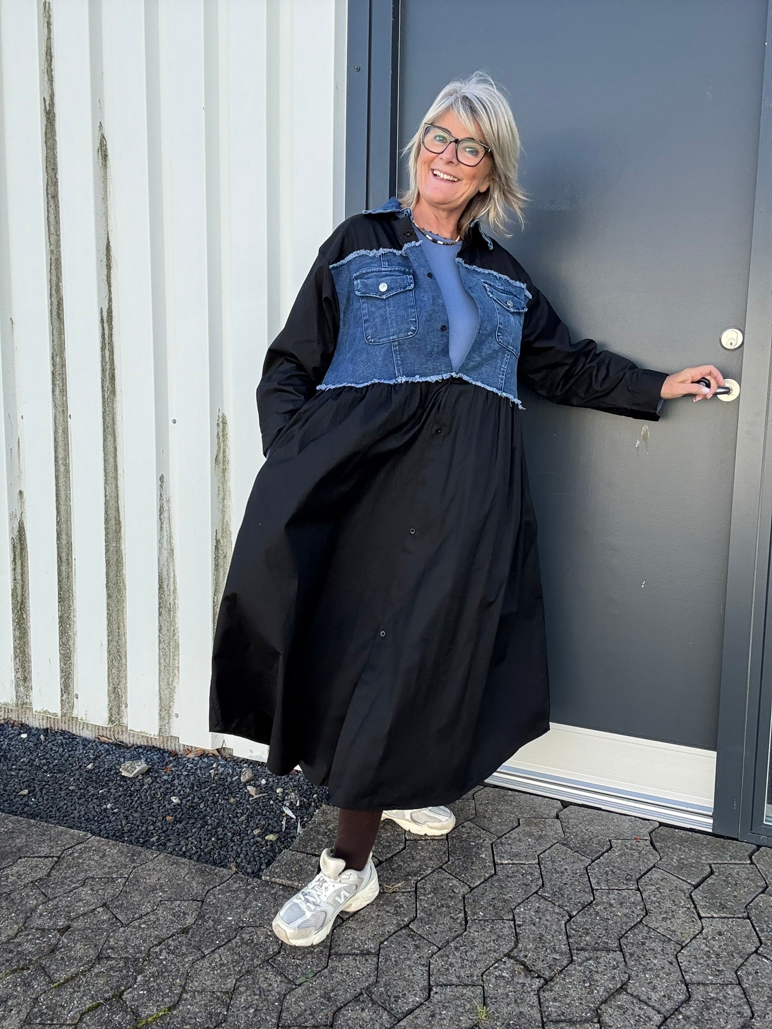 Plus size kjolen med de smarte og lidt rå denim-detaljer. Den har langt ærme og er med knaplukning ved ærmets afslutning. Gennemknappet, så den kan både bruges åben og lukket.