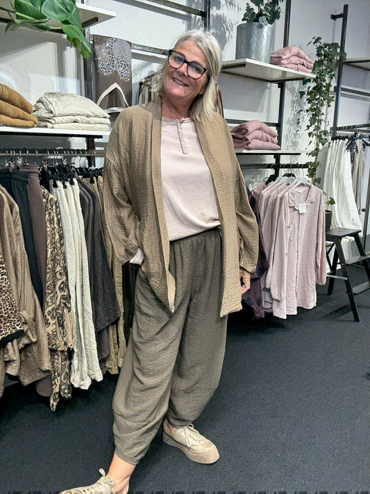 Lise  plussize cardigan let og med lommer som fåes i flere farver.