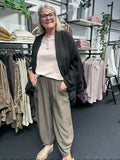 Lise  plussize cardigan let og med lommer som fåes i flere farver.