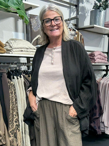 Lise  plussize cardigan let og med lommer som fåes i flere farver.